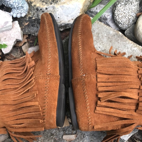 Minnetonka Three Layer Fringe Boot Style Moccasins-Sz 8-PullOn Style-Carmel - Picture 12 of 16